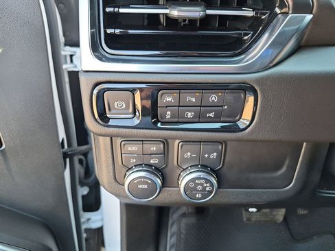 Used 2025 GMC Yukon XL Denali image 33