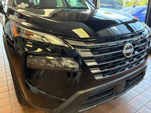 Used 2026 Nissan Rogue SV FWD image 2