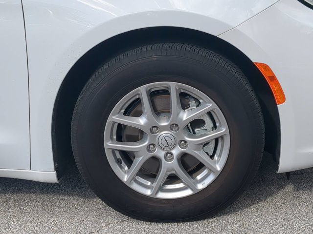 Certified 2026 Chrysler Pacifica Select FWD image 11