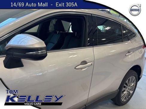Used 2022 Toyota Venza XLE image 1