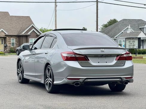 Used 2017 Honda Accord Touring image 8