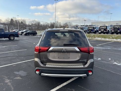 Used 2017 Mitsubishi Outlander SE image 4