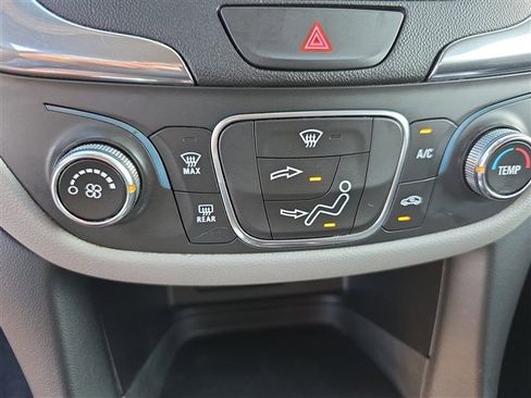 Used 2020 Chevrolet Equinox LS w/ LS Convenience Package image 16