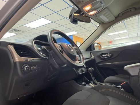 Used 2016 Jeep Cherokee Latitude w/ Comfort/Convenience Group AWD/4WD image 18