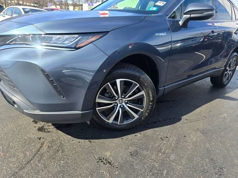 Certified 2021 Toyota Venza LE image 2