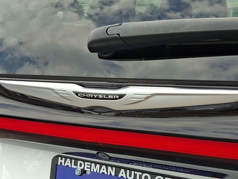 Used 2023 Chrysler Pacifica Touring-L FWD image 28