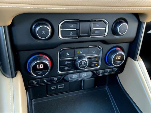 Used 2021 Chevrolet Tahoe Premier w/ Premium Package image 29