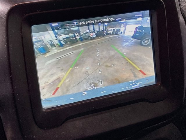Used 2018 Jeep Renegade Latitude w/ Cold Weather Group FWD image 14