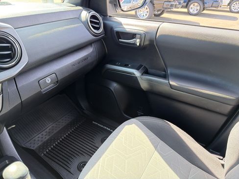 Used 2020 Toyota Tacoma TRD Off-Road w/ Technology Package AWD/4WD image 24