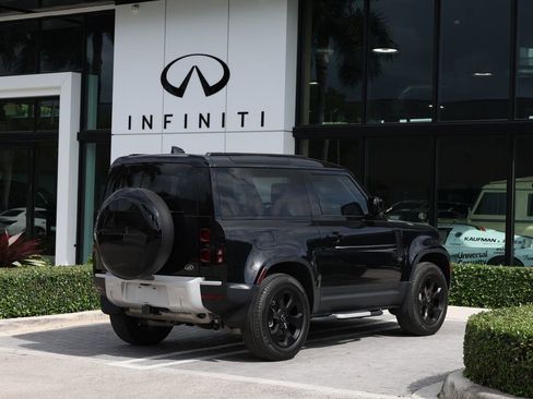 Used 2023 Land Rover Defender 90 SE image 4