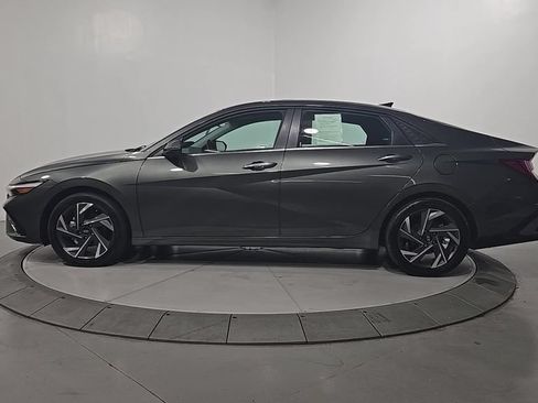 Certified 2025 Hyundai Elantra Limited w/ Cargo Package FWD image 2