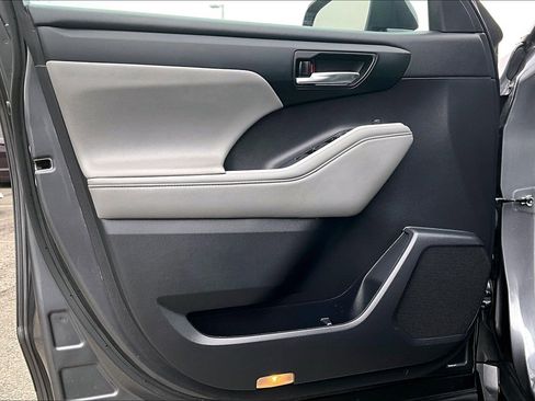 Used 2022 Toyota Highlander XLE image 22