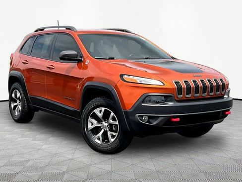Used 2016 Jeep Cherokee Trailhawk w/ Comfort/Convenience Group AWD/4WD image 3