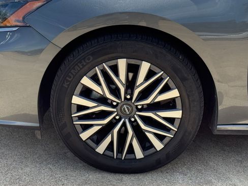 Used 2025 Nissan Altima 2.5 SV FWD image 31