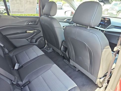 Used 2025 Chevrolet Trax LT w/ LT Convenience Package FWD image 11