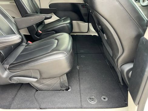 Used 2023 Chrysler Pacifica Touring-L FWD image 39