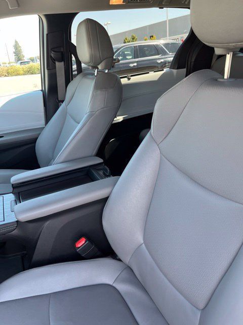 Used 2025 Toyota Sienna XLE w/ XLE Plus Package FWD image 6