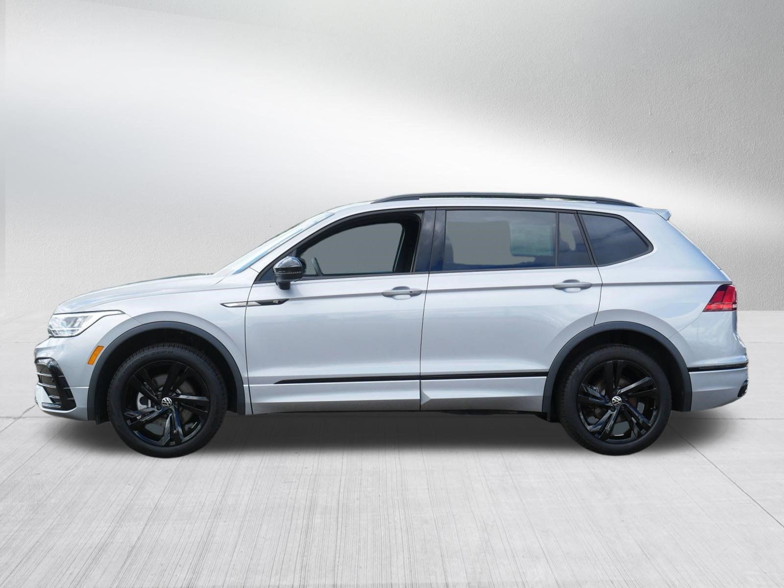 Used 2023 Volkswagen Tiguan SE R-Line AWD/4WD image 4