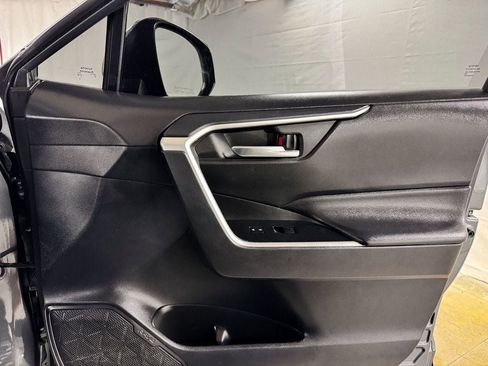 Used 2020 Toyota RAV4 XLE image 17