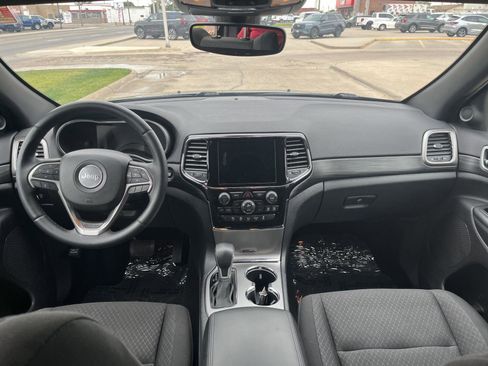Used 2019 Jeep Grand Cherokee Laredo w/ 18" Wheel & 8.4" Radio Group AWD/4WD image 12
