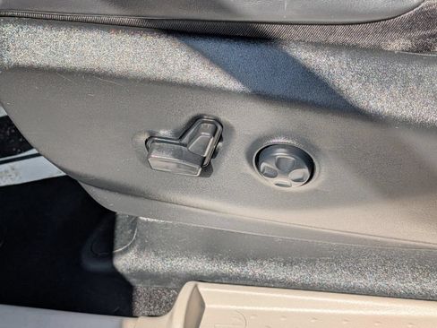 Used 2023 Chrysler Pacifica Touring-L FWD image 18