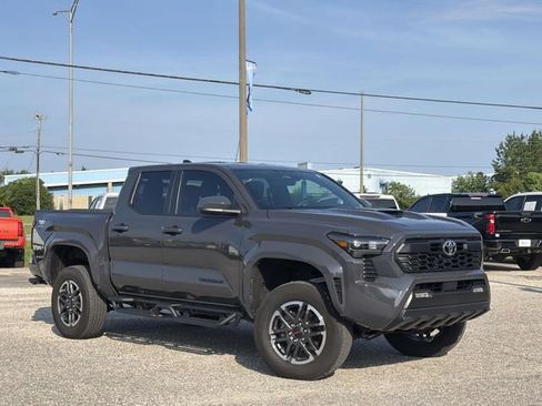 Used 2025 Toyota Tacoma TRD Sport AWD/4WD image 2