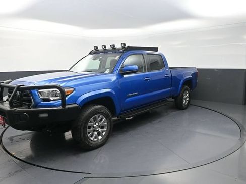 Used 2018 Toyota Tacoma SR5 AWD/4WD image 3