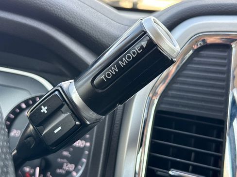 Used 2021 Nissan Titan SV w/ SV Convenience Package RWD image 25