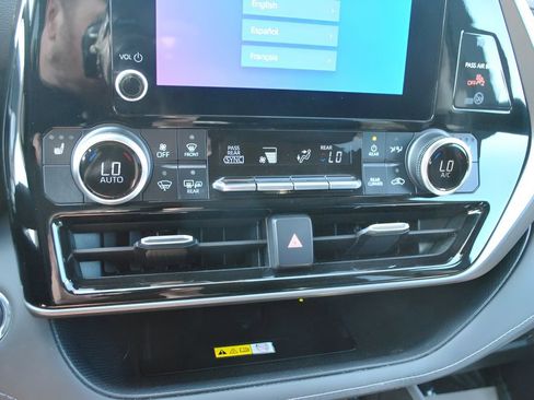 Used 2023 Toyota Highlander XLE AWD/4WD image 19