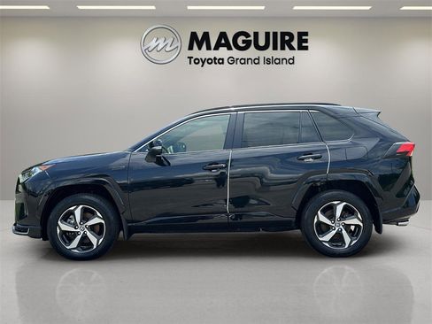 Used 2021 Toyota RAV4 SE image 2