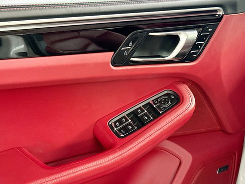 Used 2023 Porsche Macan S image 18