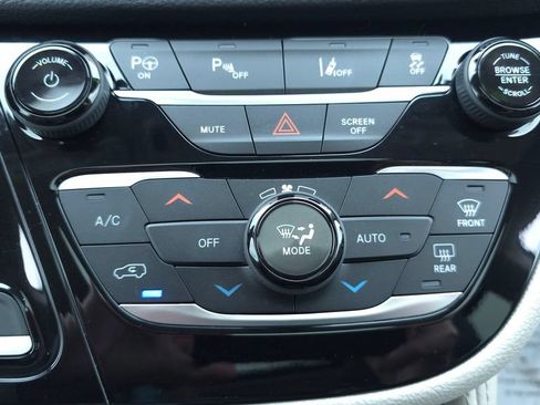 Used 2022 Chrysler Pacifica Limited FWD image 45