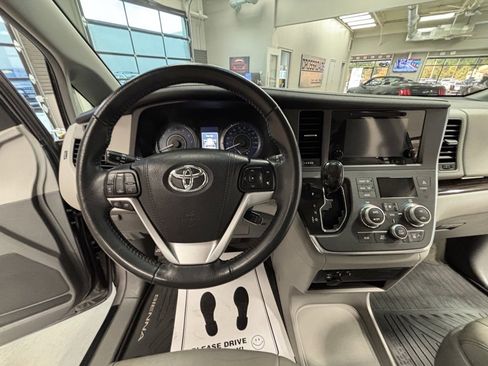 Used 2017 Toyota Sienna XLE image 13