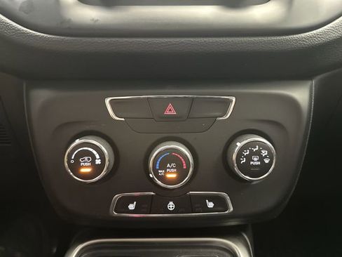 Used 2018 Jeep Compass Latitude w/ Cold Weather Group AWD/4WD image 19