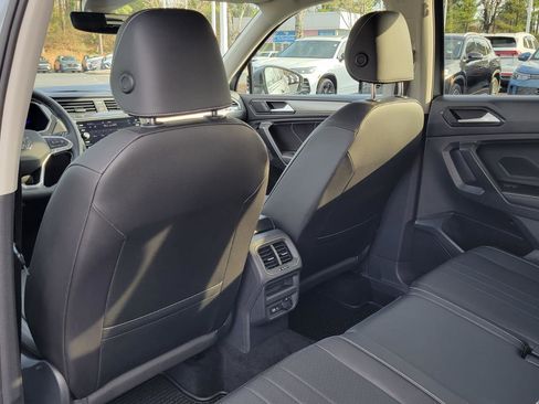 Used 2022 Volkswagen Tiguan SE image 36