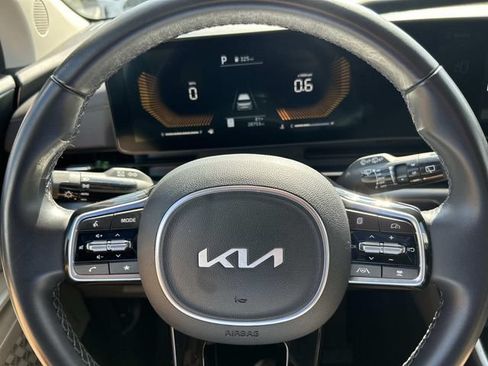 Used 2025 Kia Carnival FWD image 30