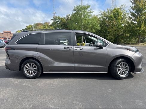 Used 2024 Toyota Sienna XLE image 23
