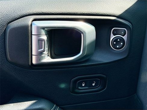 Used 2018 Jeep Wrangler Unlimited Sahara image 19