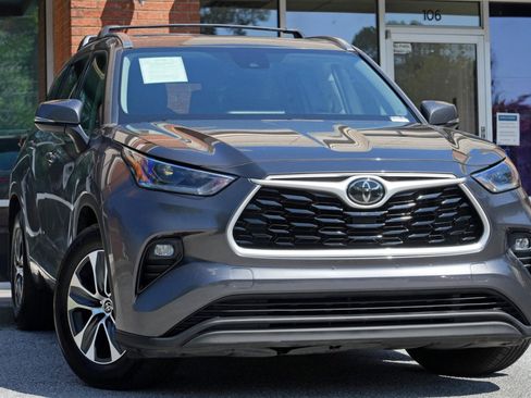 Used 2021 Toyota Highlander XLE FWD image 2
