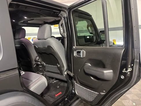 Used 2024 Jeep Wrangler Unlimited Rubicon w/ Convenience Group AWD/4WD image 15