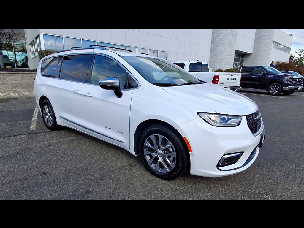 Used 2025 Chrysler Pacifica Pinnacle FWD image 2