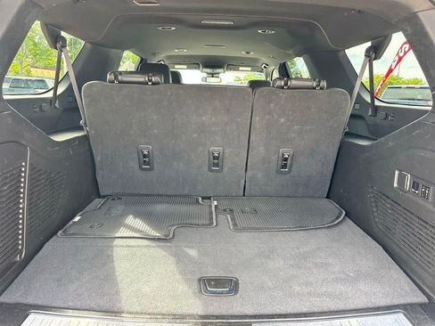 Used 2023 Chevrolet Suburban Premier image 9