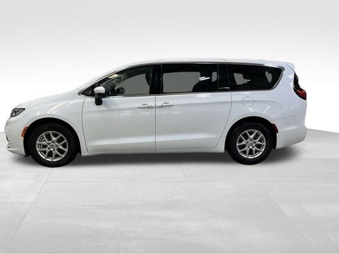 Used 2023 Chrysler Pacifica Touring-L FWD image 2