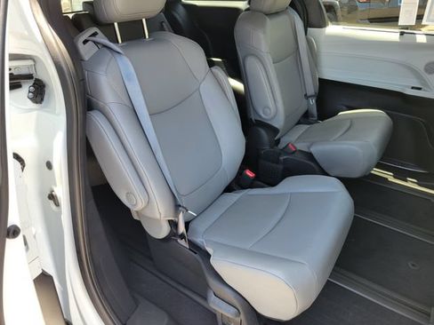 Used 2025 Toyota Sienna XLE w/ XLE Plus Package FWD image 22