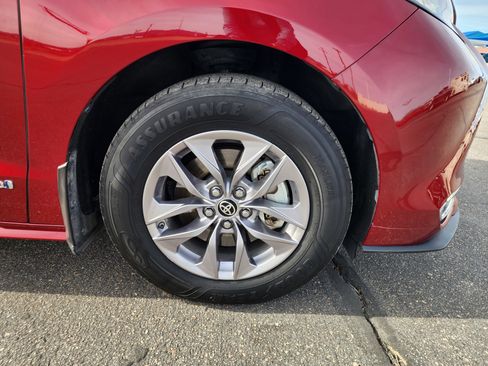 Used 2021 Toyota Sienna XLE image 10