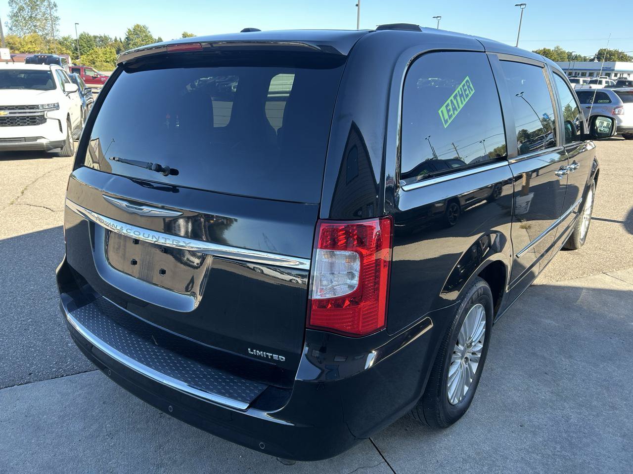 Used 2015 Chrysler Town & Country Limited Platinum FWD image 5