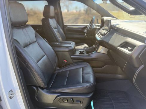 Used 2022 Chevrolet Suburban RST w/ Sport Performance Package image 15