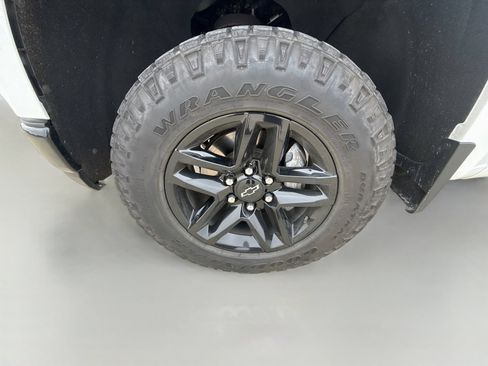 Used 2021 Chevrolet Silverado 1500 LT Trail Boss w/ Convenience Package II AWD/4WD image 9