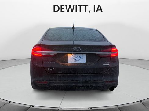 Used 2017 Ford Fusion SE w/ Fusion SE Technology Package image 4