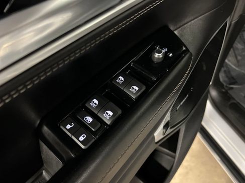 Used 2023 Jeep Wagoneer L Series III w/ Premium Group I AWD/4WD image 18